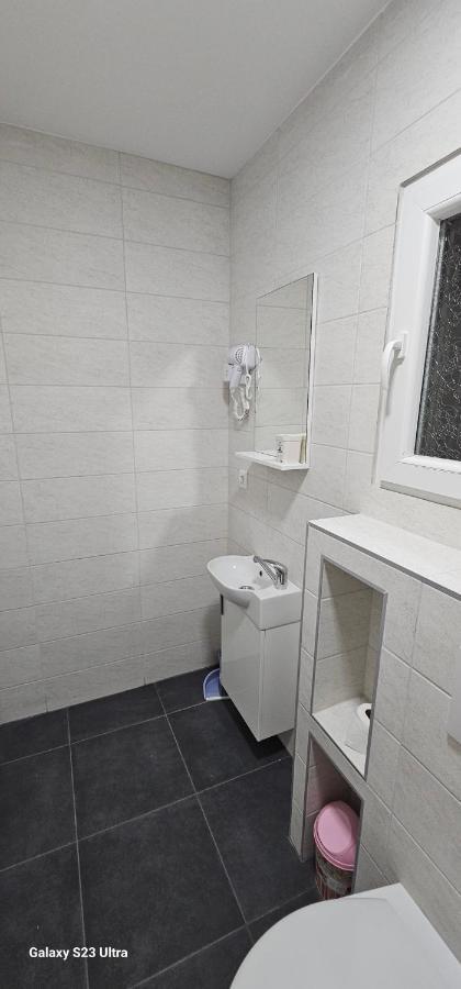 Ekonomic Apartmani Golubovci Exterior foto